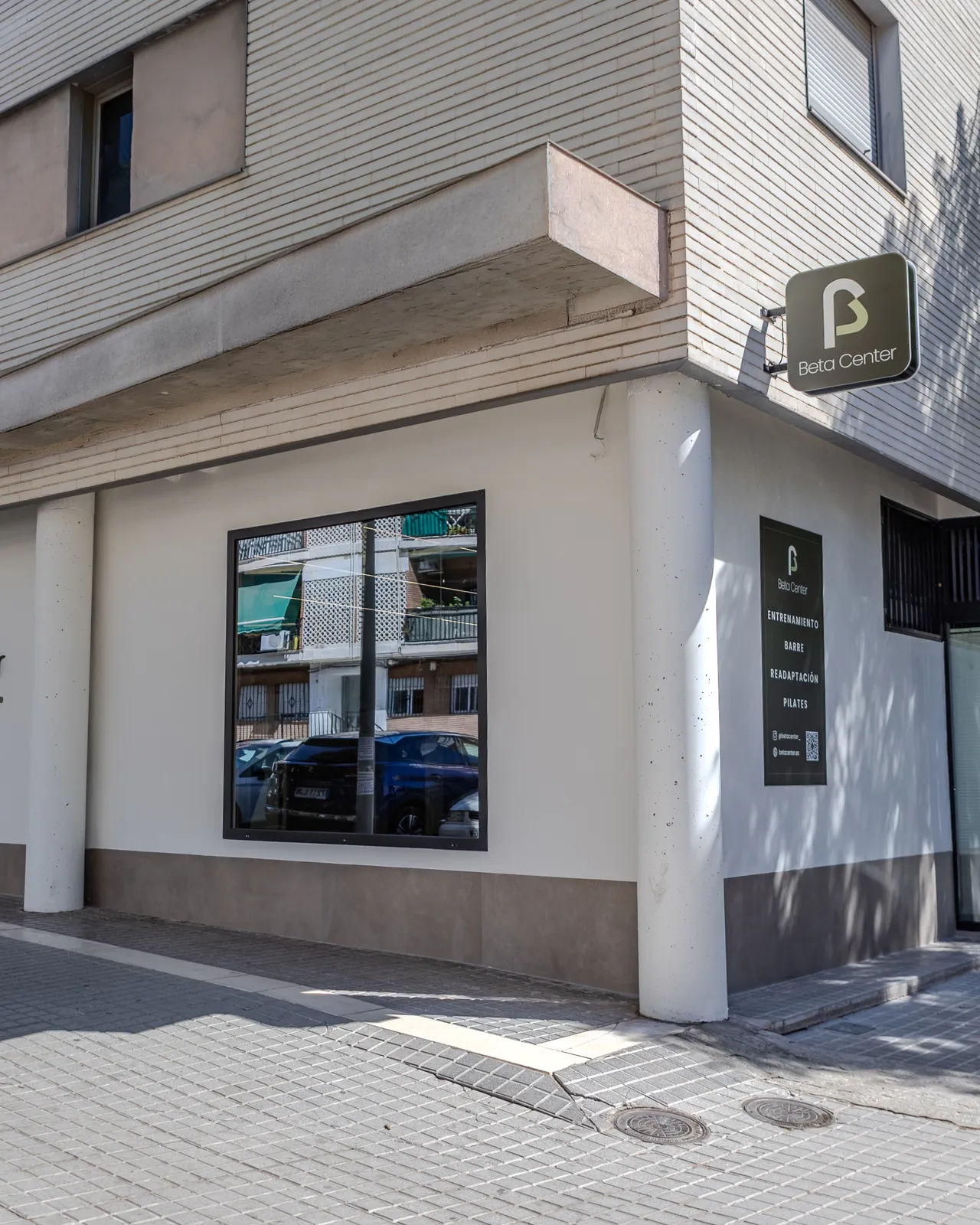 Fachada de Beta Center en una esquina de Córdoba, con el rótulo del centro sobre la entrada